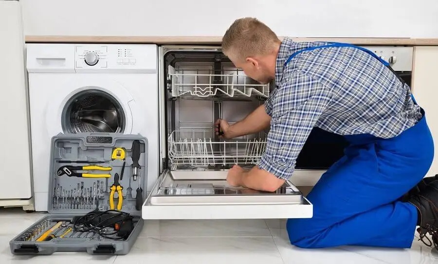 Efeler Hotpoint servisi teknisyen ekibi beyaz eşya tamiri yaparken
